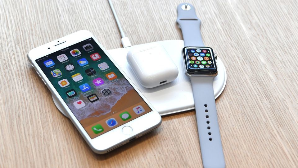 Qi-laturi, joka lataa iPhonella, Apple AirPodsilla ja Apple Watchilla